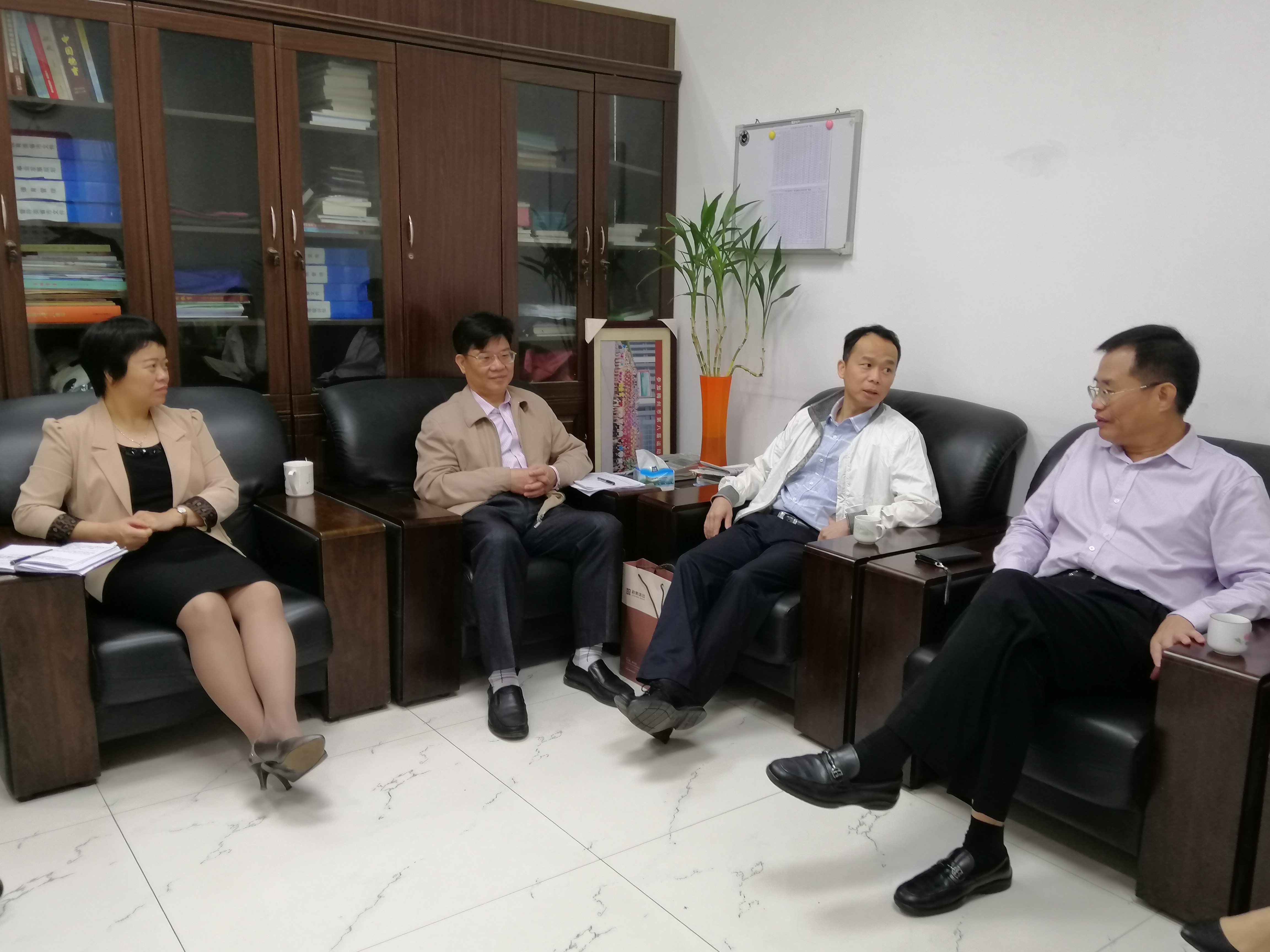 兴宁市教育局局长罗丽思、副局长张新金与调研小组亲切交流